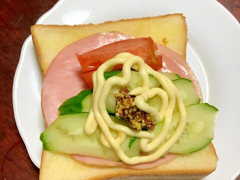 ハムとトマトと胡瓜の粒マヨ食パンサンド。